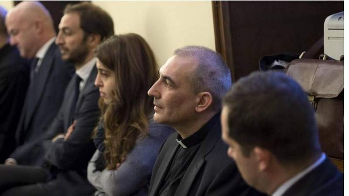 Lucio Vallejo, segundo por la derecha, en su declaración.