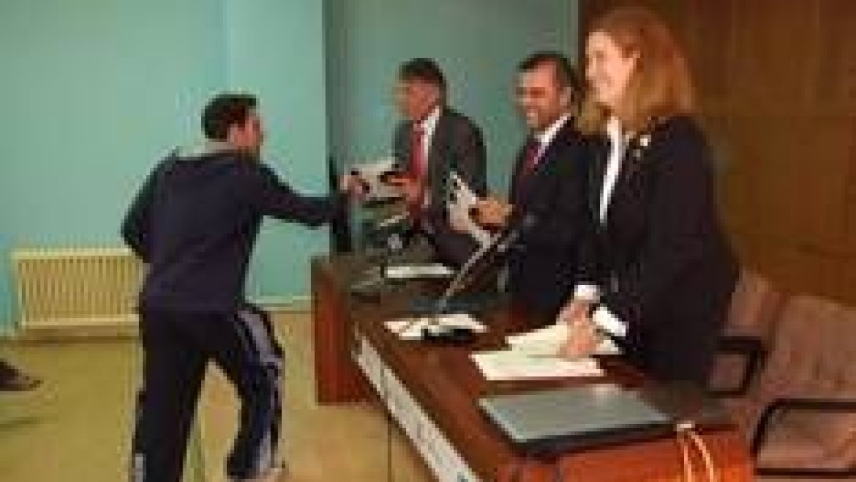 Los organizadores del curso de verano entregaron los diplomas a los asistentes