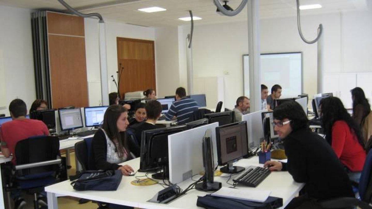 Asistentes a uno de los cursos impartidos en el Imfe.