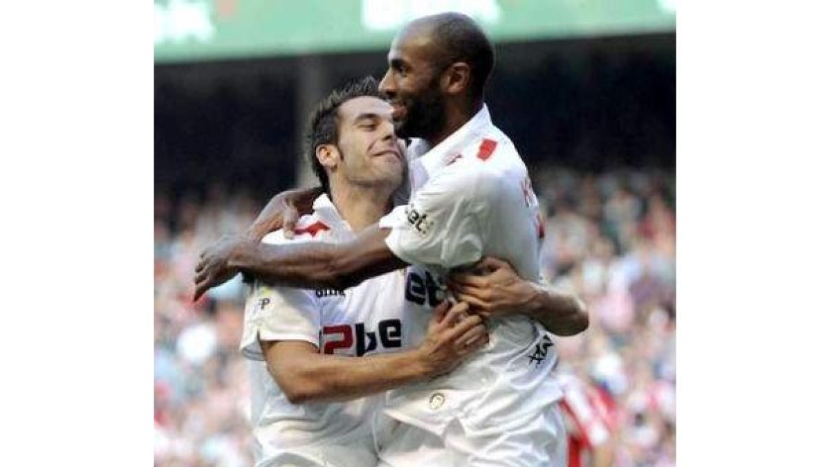 Kanoute, a la derecha, celebra el triunfo con Negredo.