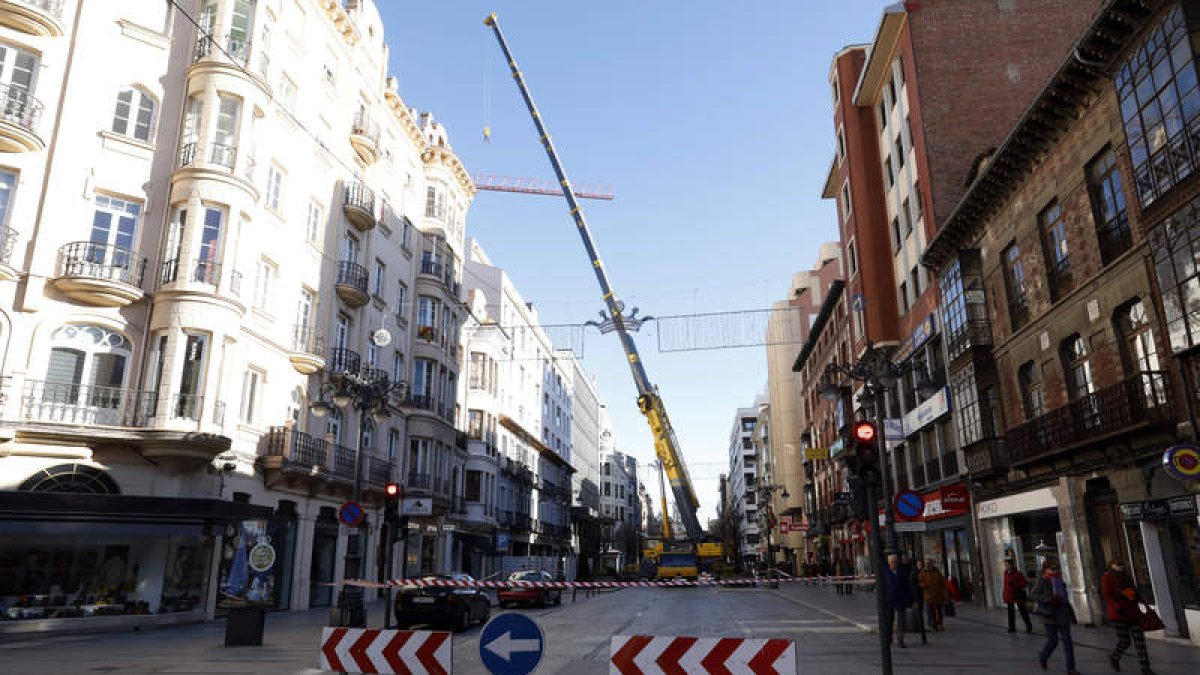 Corte de tráfico ayer en Ordoño II para retirar la grúa.