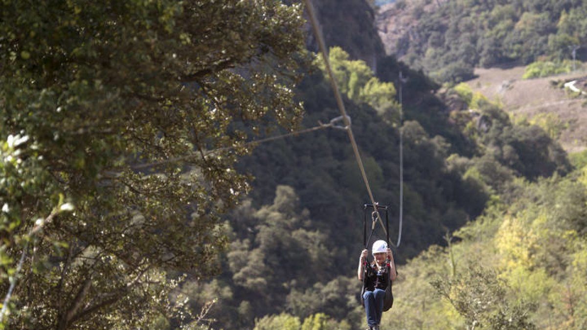 Imagen de una tirolina en el Parque de Picos de Europa. PEDRO PUENTE HOYOS