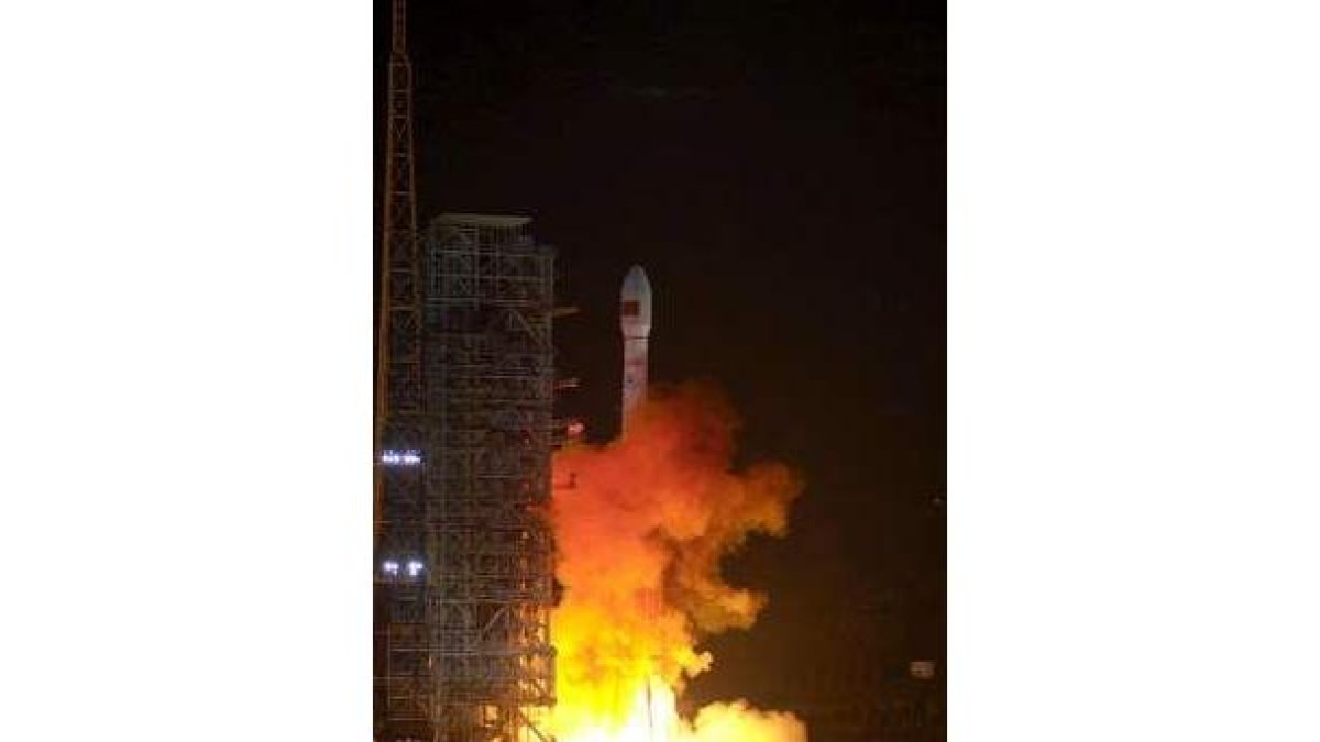 China lanza su segunda sonda lunar, el «Chang E II».