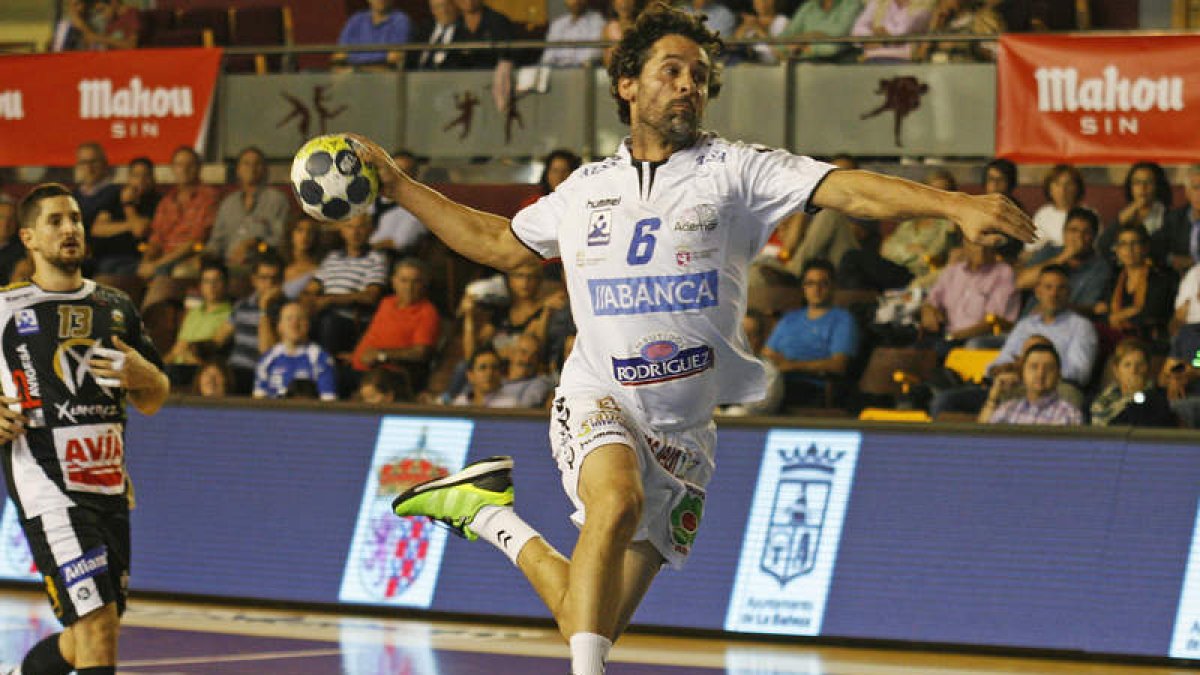 Juanín García está siendo el máximo goleador del Ademar esta temporada. F. OTERO PERANDONES