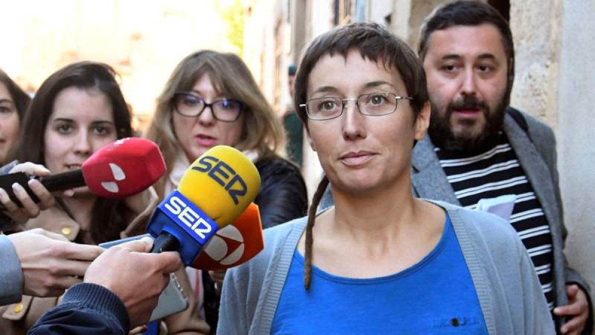 La concejala del pueblo valenciano de Catarroja Datxu Peris, a su salida del juicio. PABLO MARTÍN