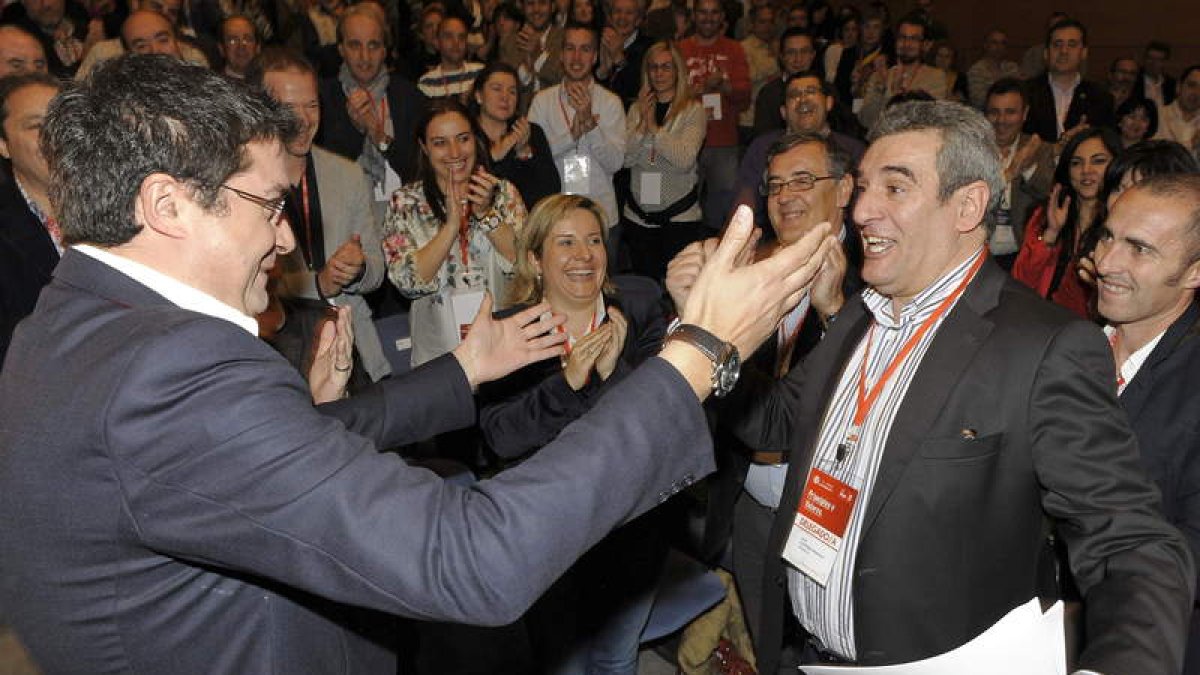 López, efusivo, se dispone a felicitar a Villarrubia tras la votación a su candidatura.