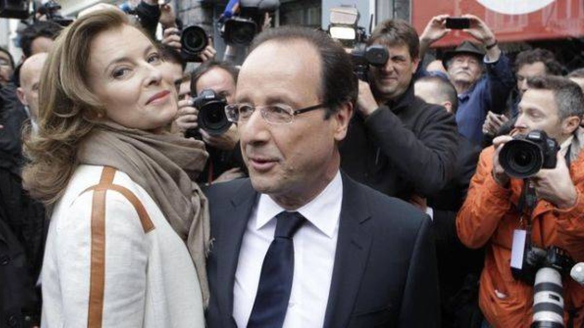 Trierweiler y Hollande, tras votar en la segunda vuelta de las presidenciales en Tulle, en mayo de 2012.