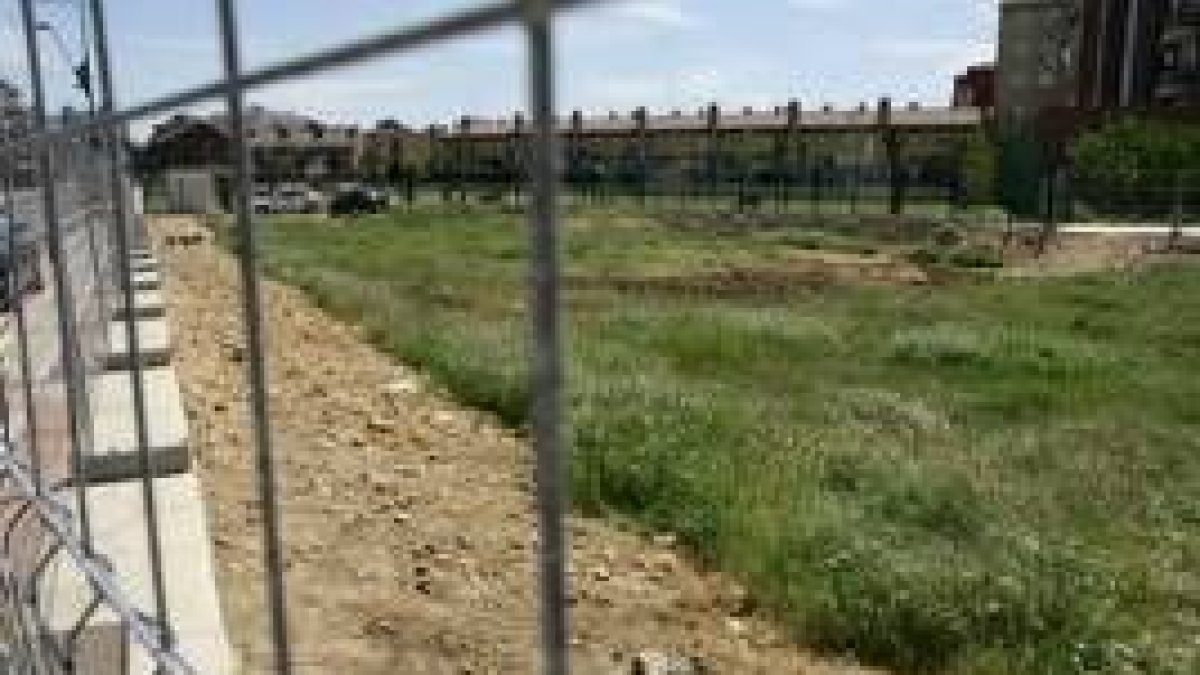 El solar que albergará la comisaría ya está vallado y tiene instaladas las casetas de obra
