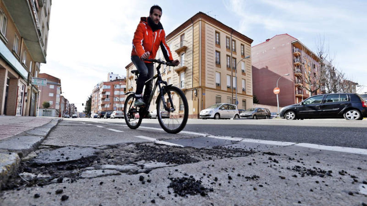 Baches en el carril bici de León
