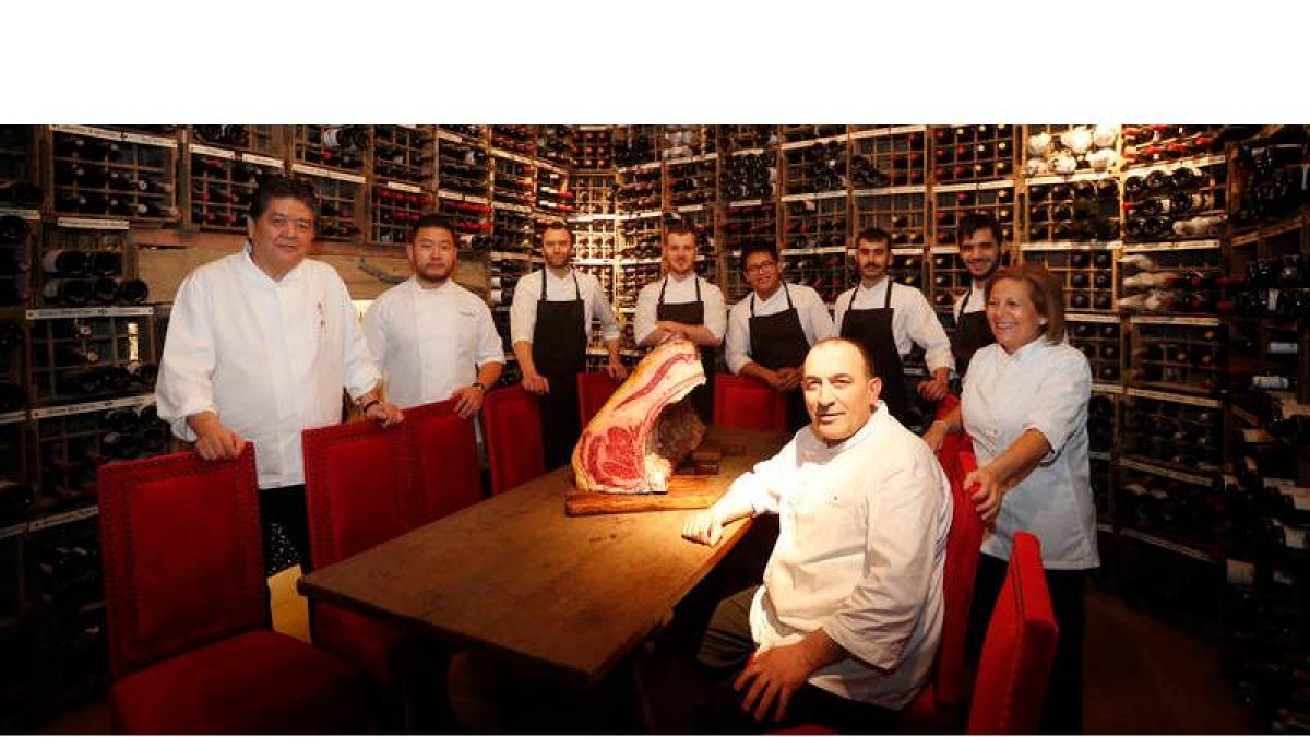 Hirohisa Koyama y Cergey Men (izquierda) cocinaron ayer con el equipo de José Gordón (sentado). JESÚS