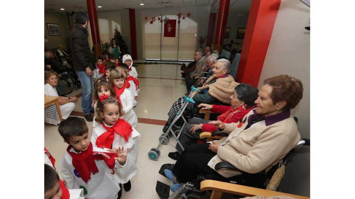 Niños visitando el centro de mayores Conde de Aldama