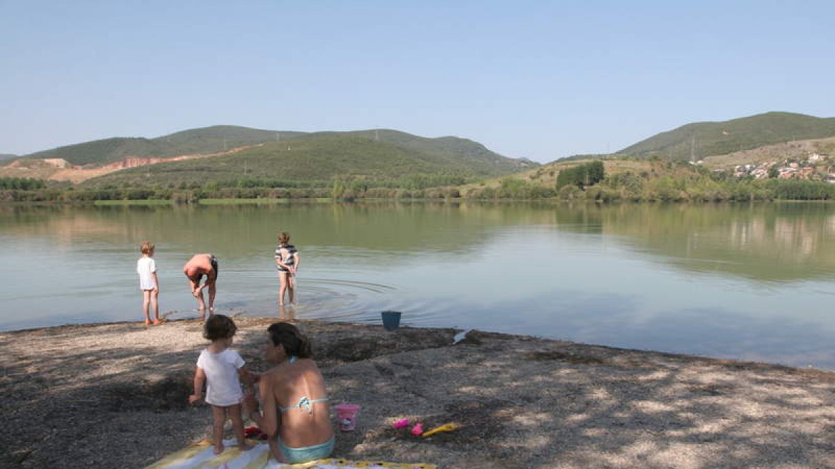 El lago de Carucedo, zona en la que se realizará el aparcamiento. ANA F. BARREDO?