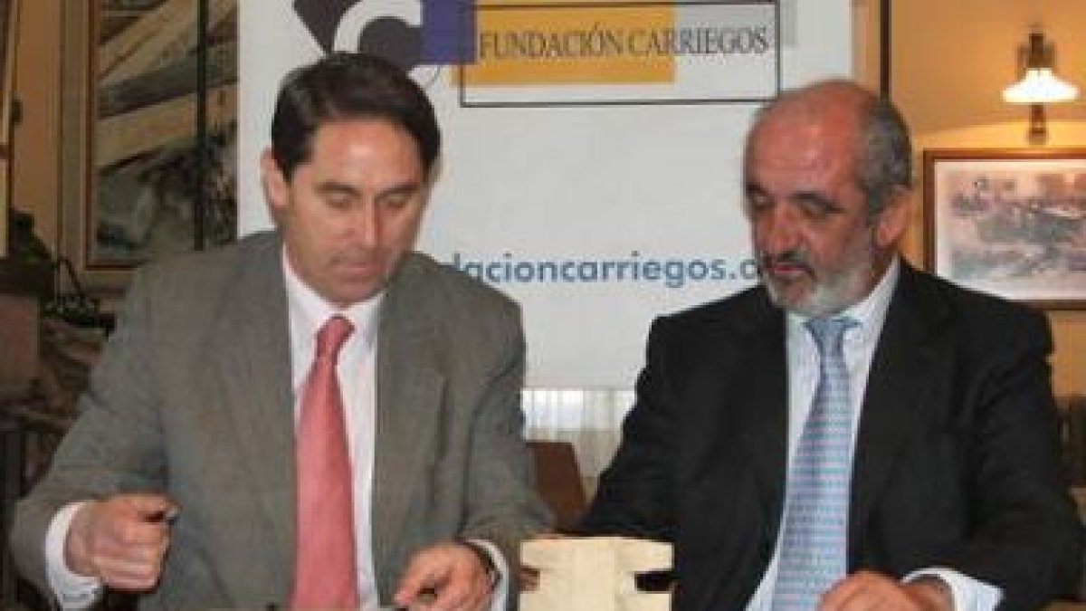 Pablo Sancho Luna y Santos Llamas durante la firma del convenio en la Fundación Carriegos