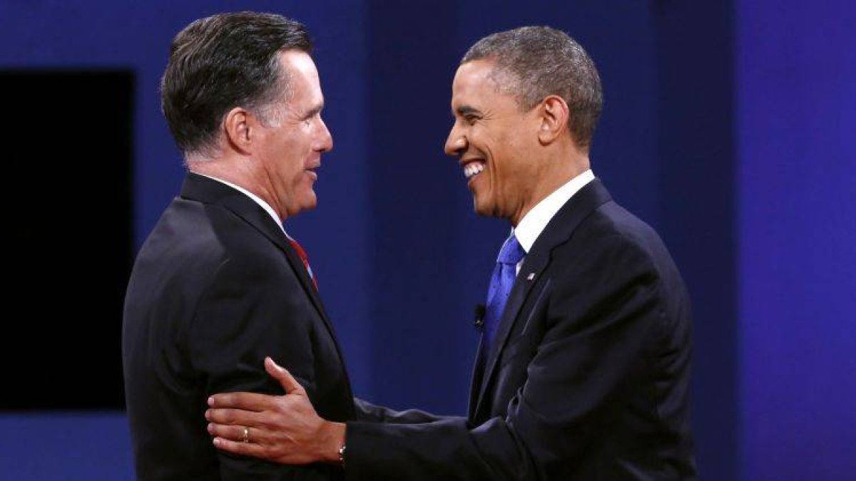 Romney y Obama se saludan antes de iniciar el debate que tuvo lugar en Florida.