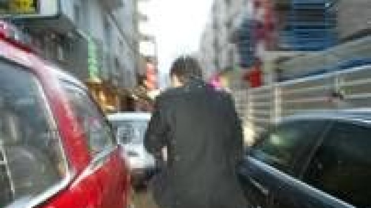 José Luis Rodríguez Zapatero, al salir del coche en León