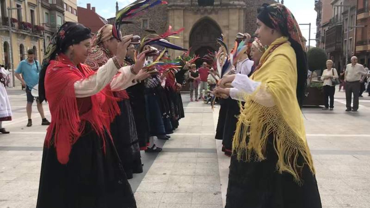 Decenas de personas participan en la fiesta del peregrino, que saca a relucir las tradiciones y el folklore bañezano, desde la plaza Mayor hasta el albergue. A.V.