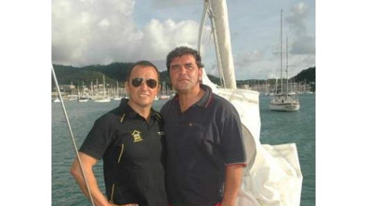 Los leoneses Zuazo y Algorri, a la derecha, con sus compañeros de fatigas en la ruta transoceánica