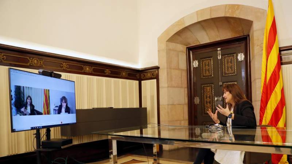 Laura Borràs conversa por videoconferencia con el expresidente Carles Puigdemont. ALBERTO ESTÉVEZ