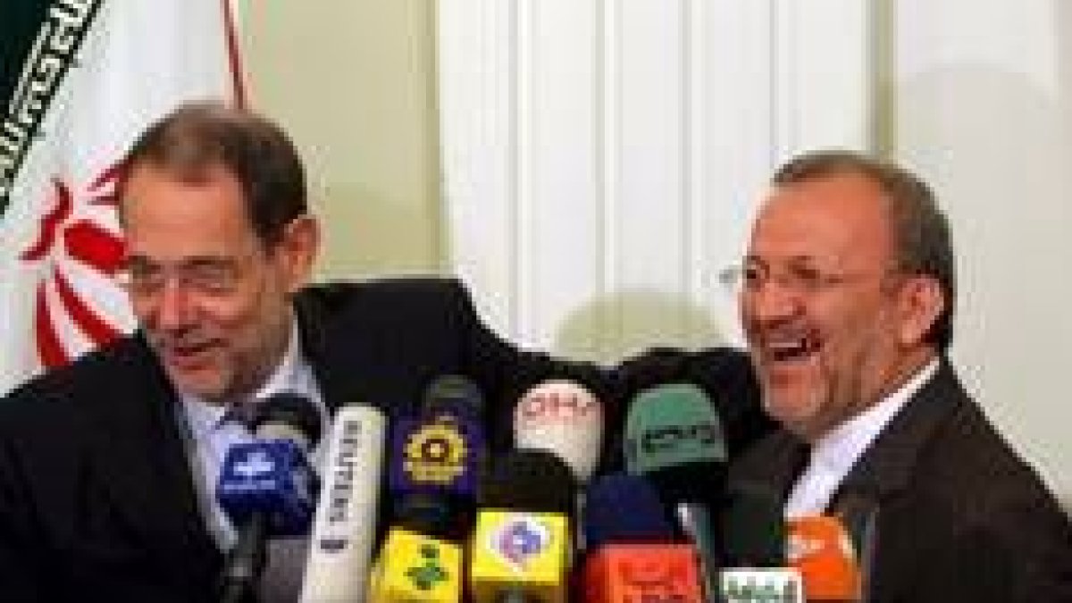 El ministro iraní de Asuntos Exteriores, Manucher Mottaki, da la bienvenida a Javier Solana