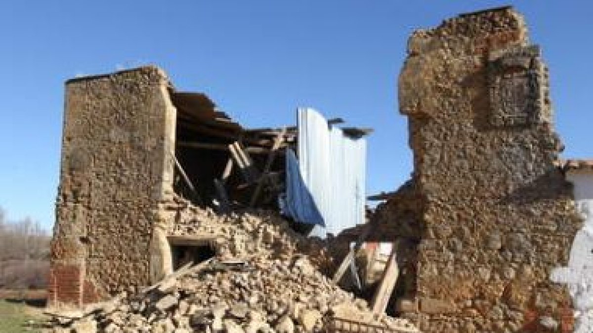 La casona ahora derruida llegó a contar con dos torres y estuvo unida al castillo, del siglo XVI.