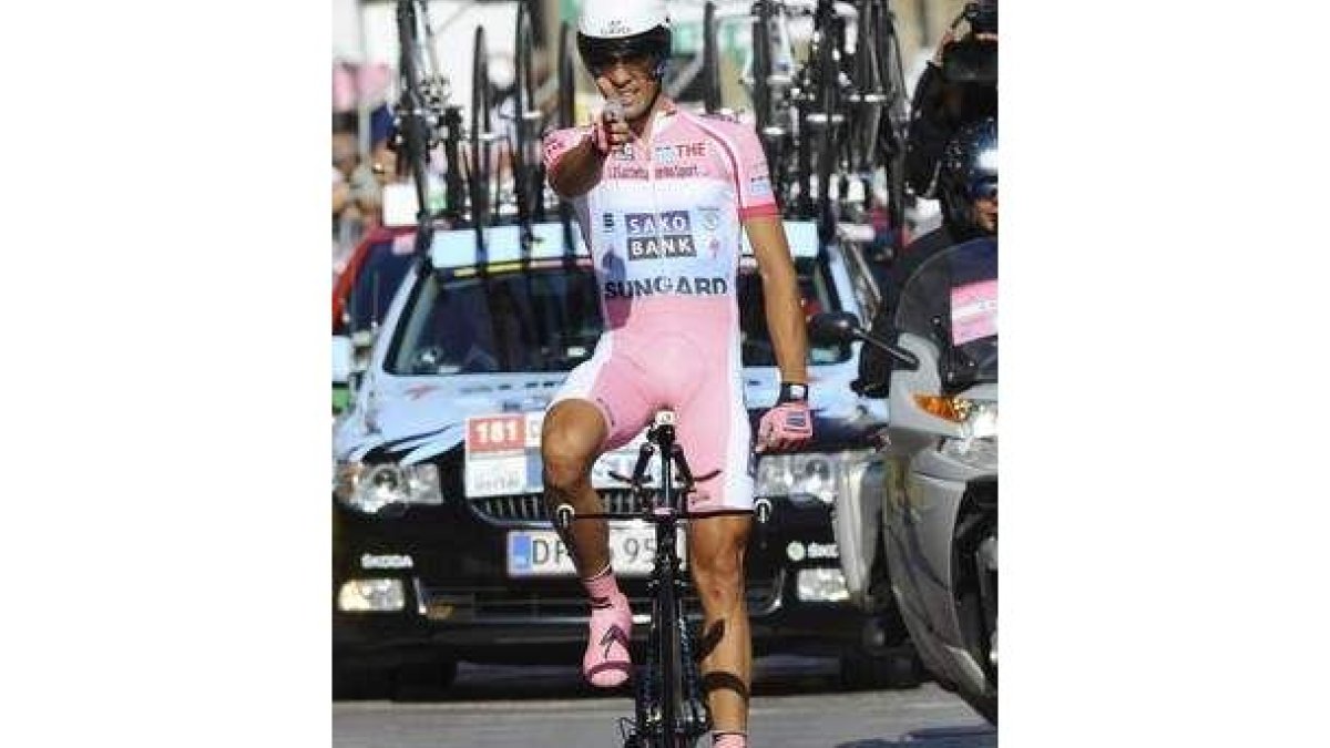 Alberto Contador, del equipo Saxo Bank, llega a la plaza del Duomo, donde logró la victoria en la 94