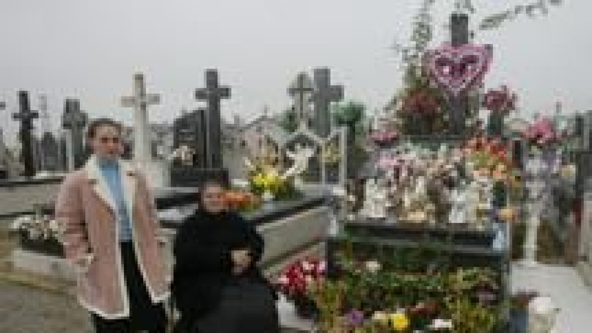 La profusión de adornos es la tónica general entre las sepulturas de las familias de etnia gitana