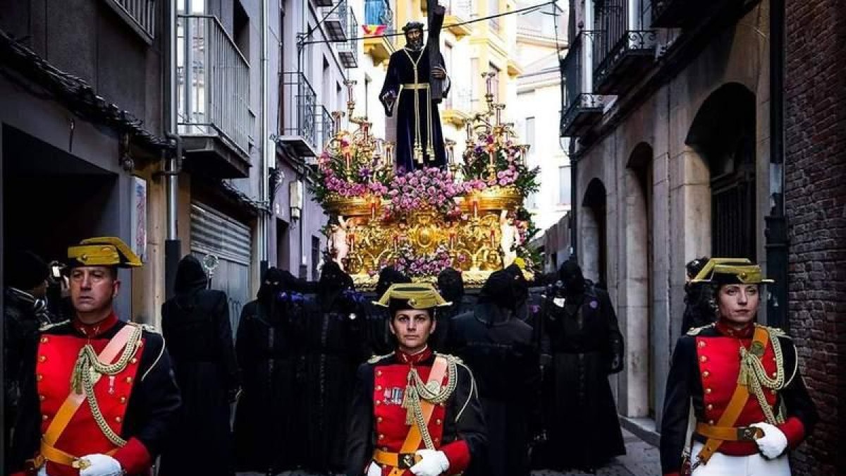 Víctor Gordón junto a Belén y Diana, sus compañeras de escolta.