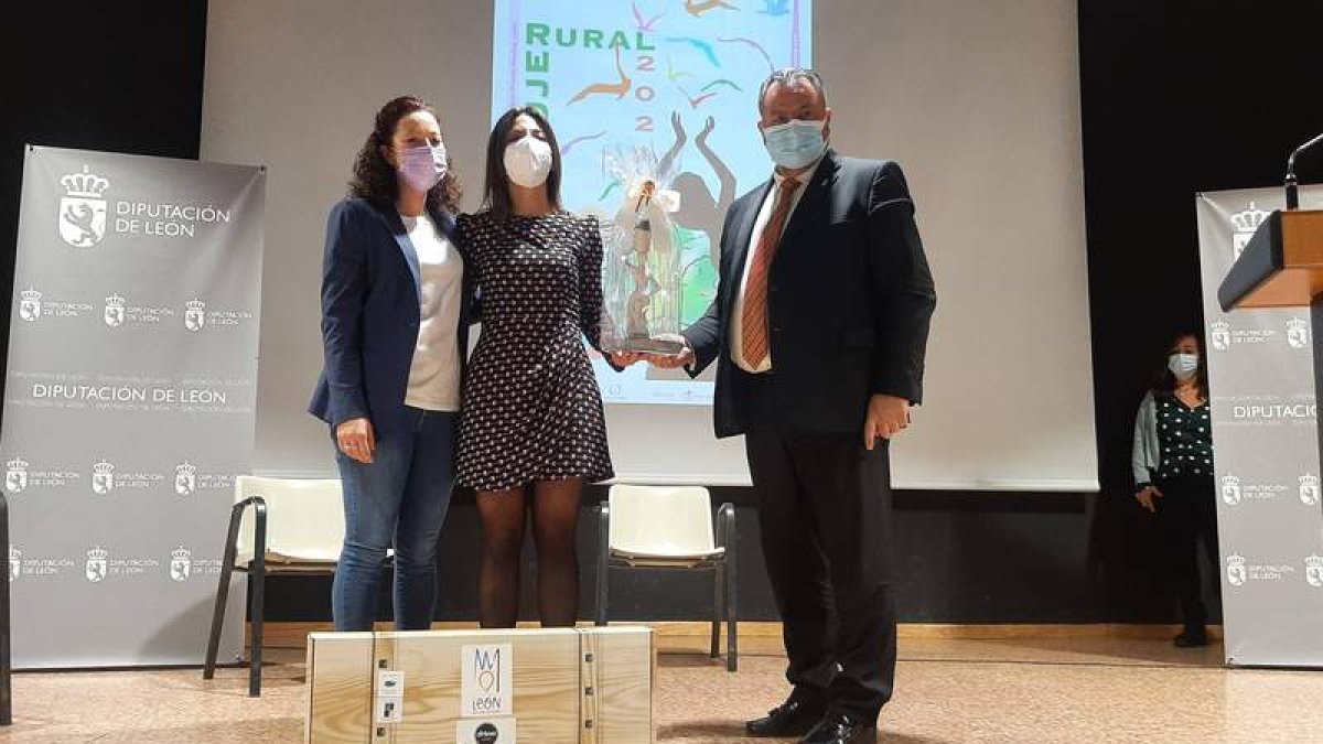 Carolina López (izquierda) y Eduardo Morán fueron los encargados de entregar el premio. DL
