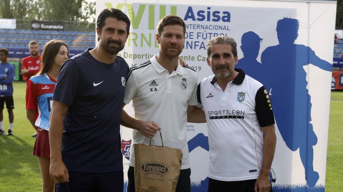 A la derecha, Pedro García, el organizador del torneo, junto a Xabi Alonso en la edición del año pasado. MARCIANO PÉREZ