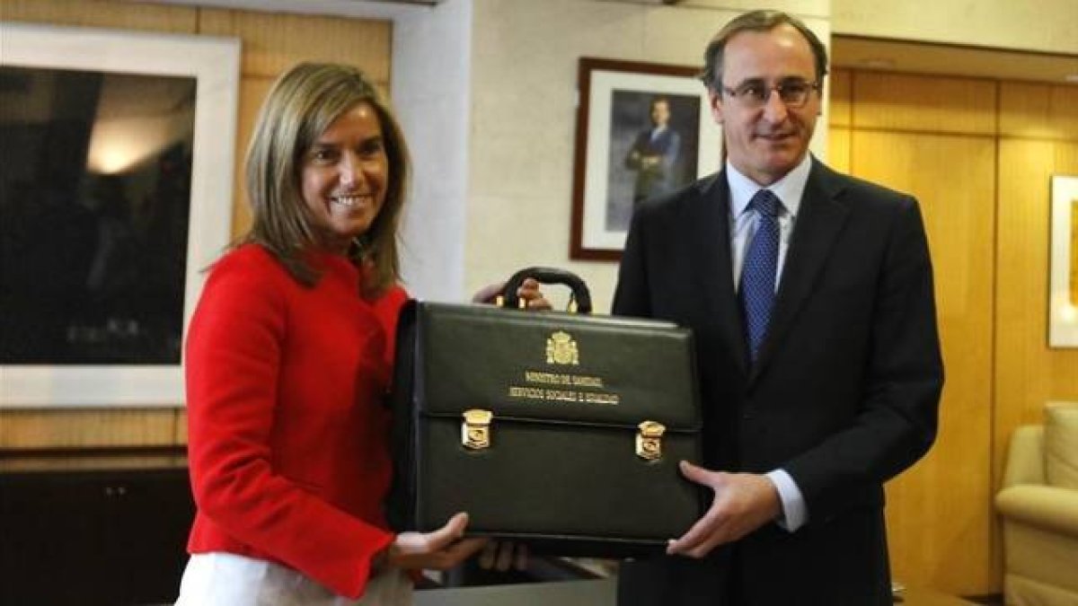 Alfonso Alonso recibe la cartera de Sanidad de manos de su antecesora en el cargo, Ana Mato.