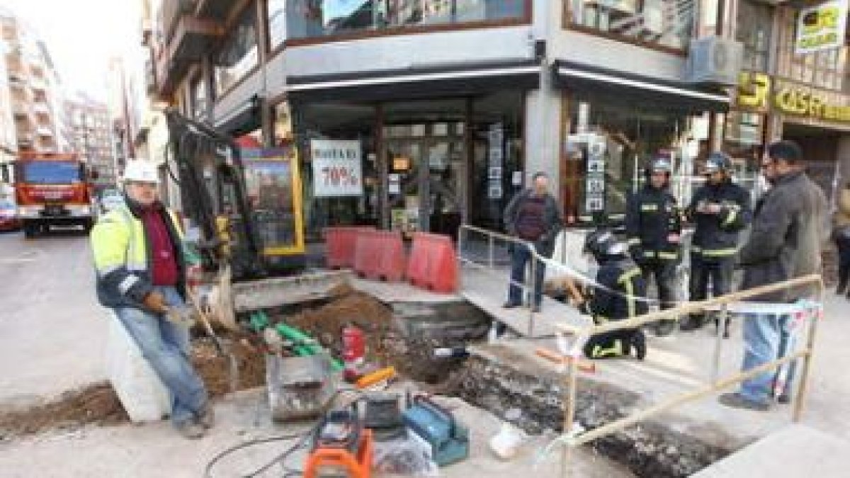 El escape se produjo sobre las 12.30 y pasadas las 15.00 horas los vecinos recuperaron el servicio.