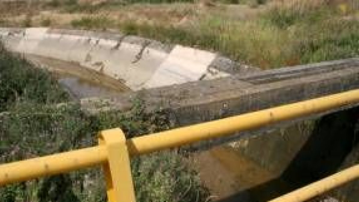 El canal del Páramo, sin agua, en un tramo próximo a la ribera del Órbigo, ayer tarde