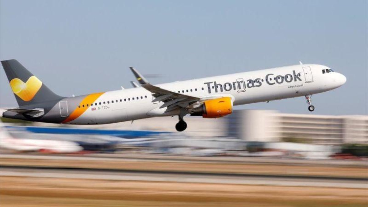 Un avión de Thomas Cook despega del aeropuerto de Mallorca.