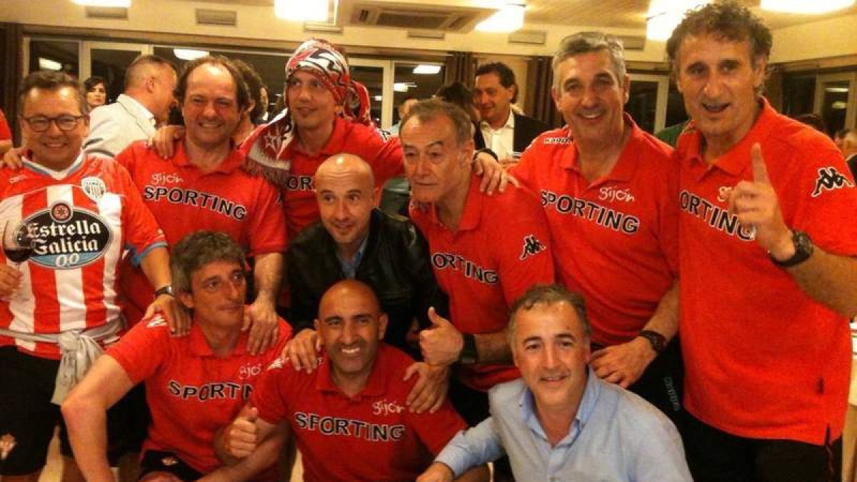 Isidro Fernández, primero por la derecha de pie, con el resto del cuerpo técnico del Sporting.