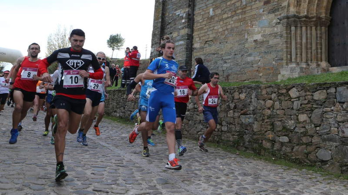 Los primeros corredores en la salida de la etapa desde Villafranca del Bierzo.
