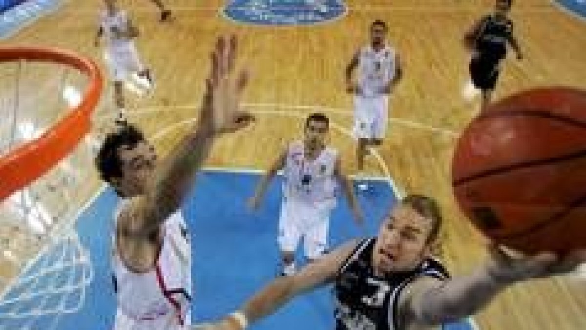 Vlado Scepanovic intenta zafarse de la presencia de Yao Ming