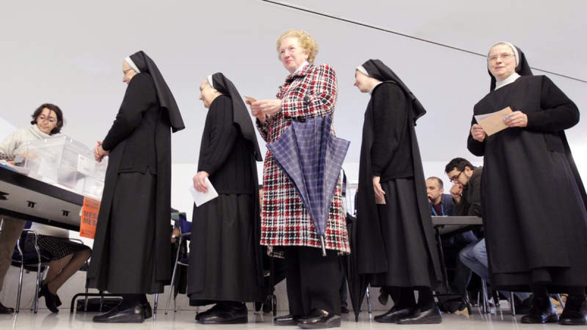 Un grupo de religiosas vota en un colegio de Santiago de Compostela al comienzo de la jornada electoral.