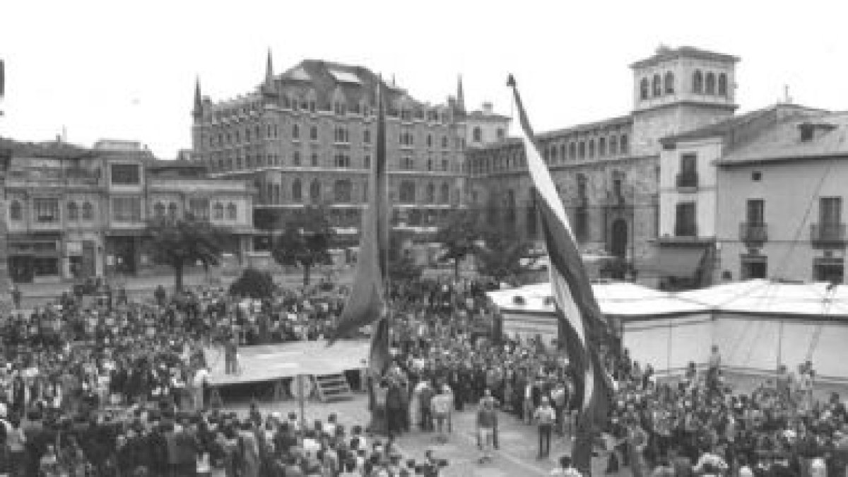 Imagen de una procesión de Semana Santa en la Plaza de San Marcelo hace dos décadas