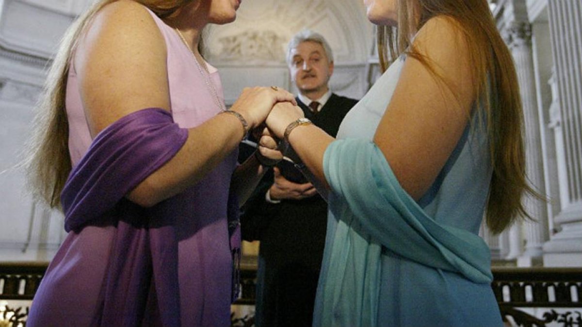 Dos mujeres contrayendo matrimonio en San Francisco