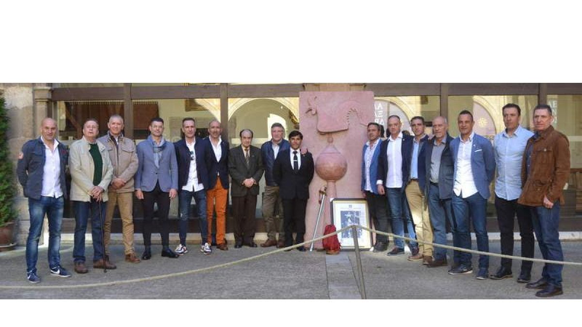 Los catorce miembros de la escolta de la Virgen de Las Angustias posan junto a la representación de la cofradía del mismo nombre. DL