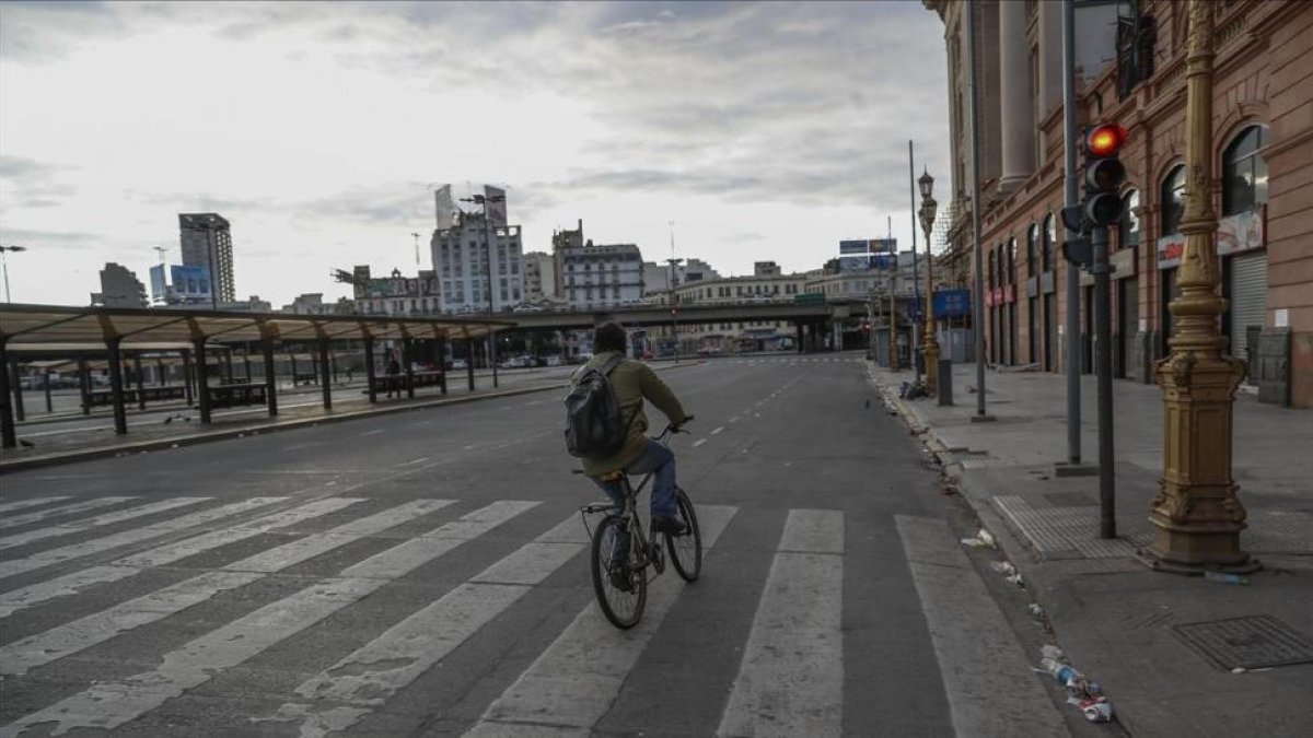 Vista de la estación de trenes y colectivos durante el paro general en la plaza de la Constitución de Buenos Aires.