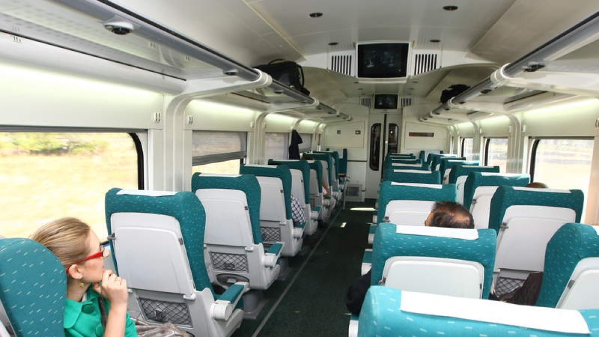 Interior de uno de los trenes Alvia que hace escala en la estación de Ponferrada.