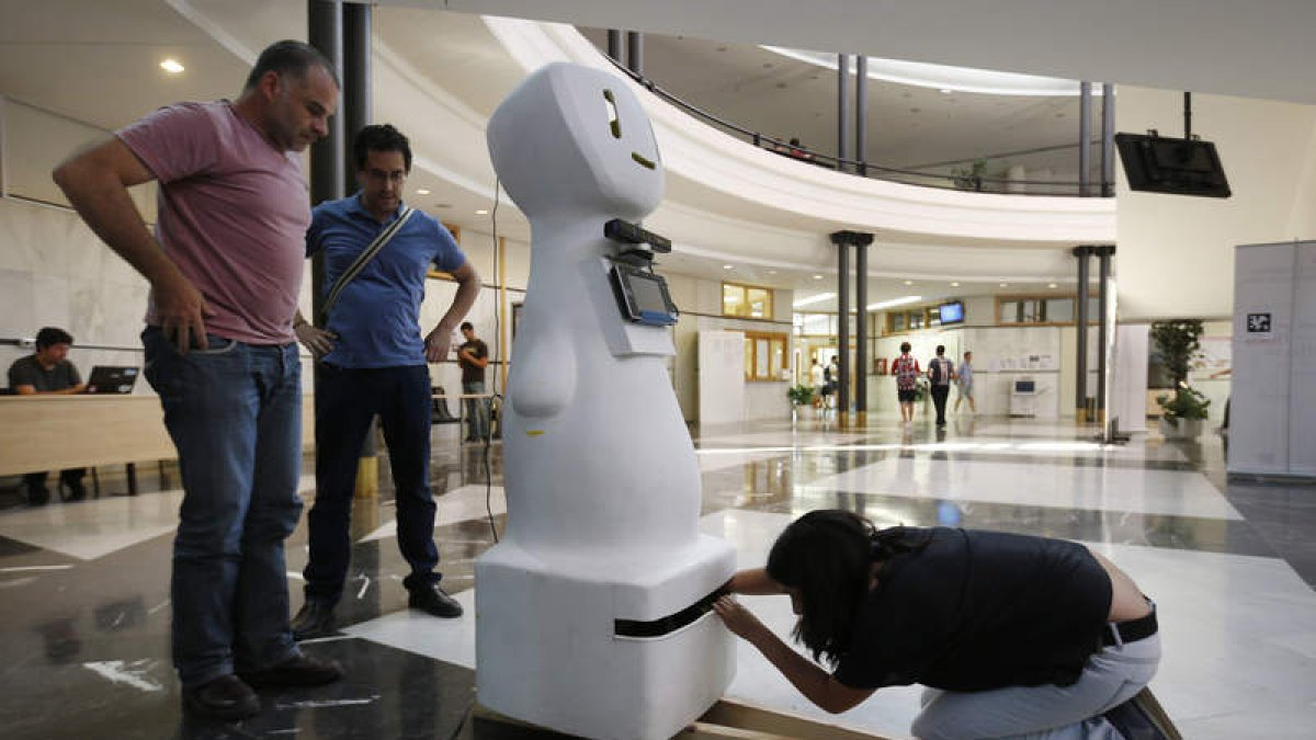Expertos en informática preparan en el campus de Vegazana a Gualzru, el robot que trabaja.