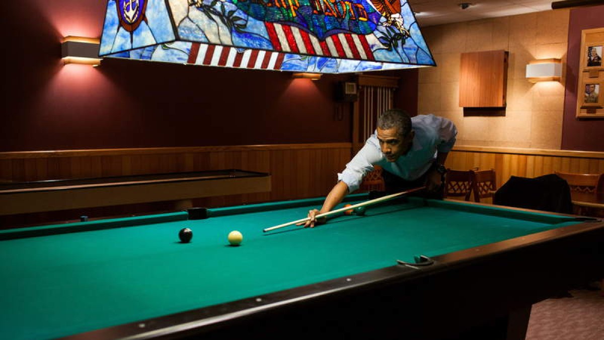 El presidente estadounidense, Barack Obama, juega al billar en Camp David, tras la pasada Cumbre del G8.