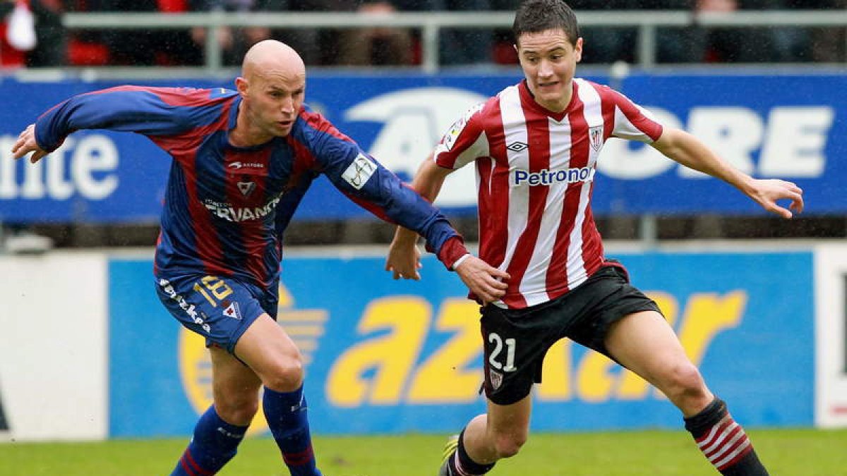 El rojiblanco Ander Herrera pugna con Jiménez del Eibar.
