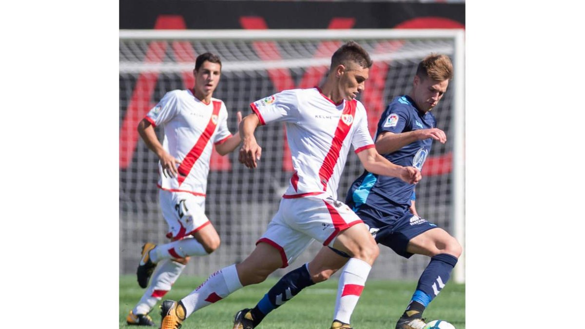 El jugador de la Cultural Josep Señé estuvo siempre muy vigilado por el equipo vallecano. MATEO VILLALBA