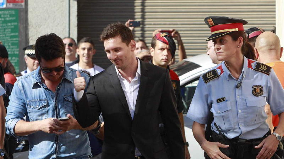 Lionel Messi llega, junto a su padre, al juzgado de Gavà, donde declaró por primera vez en 2013.
