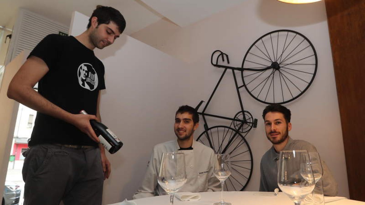 Rubén y Sergio Rodríguez, de Doce Torres, y Samuel Naveira, del Restaurante Muna. ANA F. BARREDO