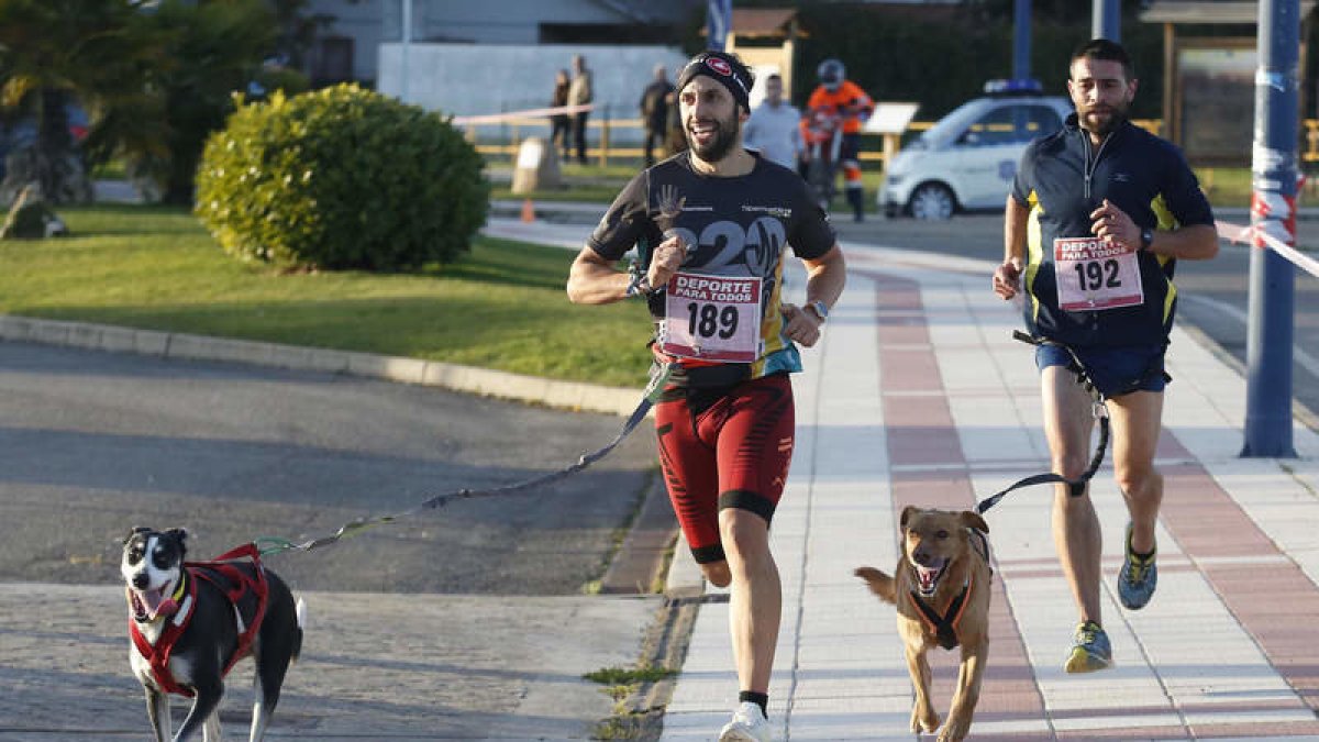Dos participantes con sus perros. FERNANDO OTERO
