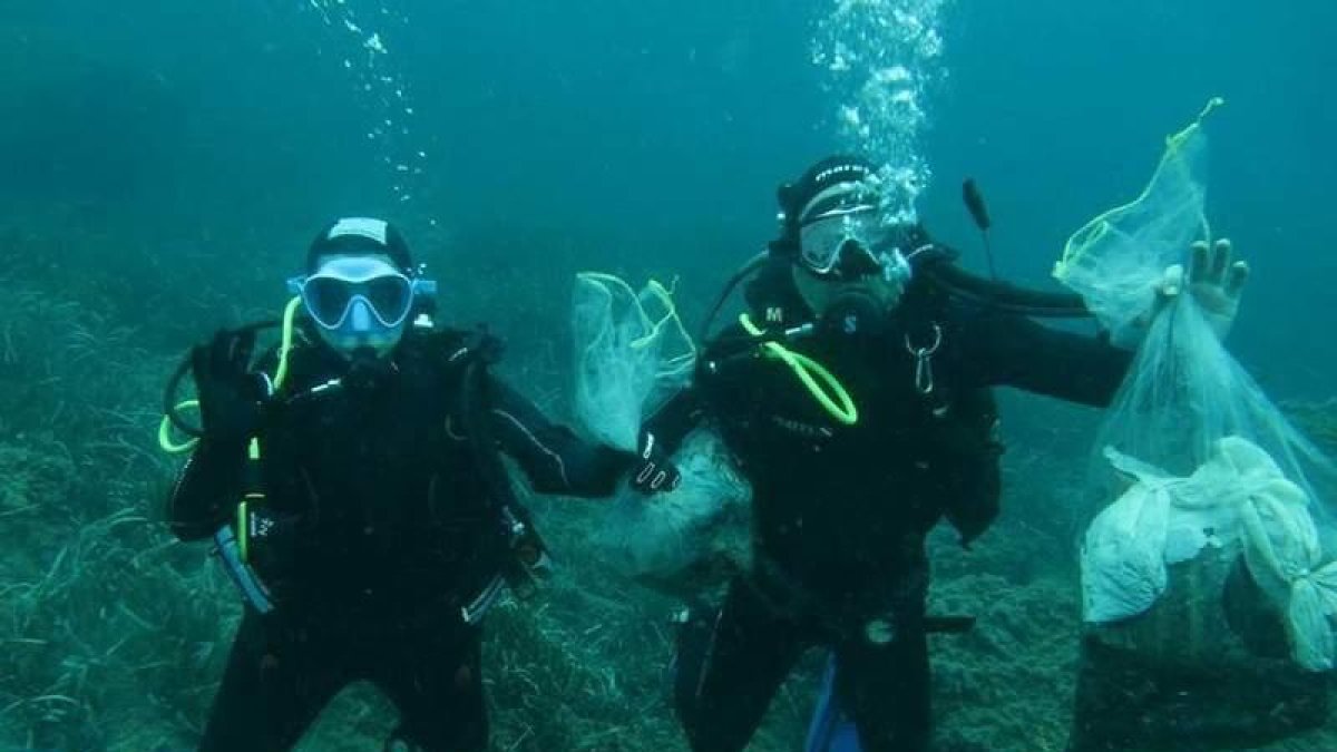 Los buceadores leoneses en las actividades de limpieza marina llevadas a cabo como parte de su compromiso con el cuidado del medio ambiente. DL